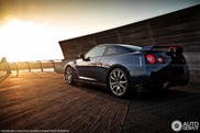 Nissan GT-R fotografado numa atmosfera de Verão