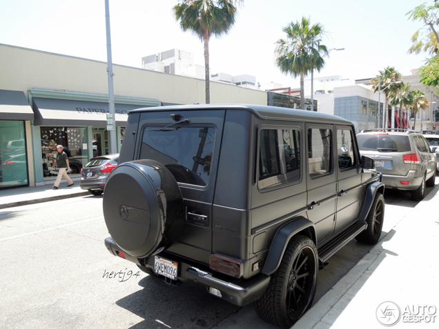 Kim Kardashian's Mercedes-Benz is vooral erg zwart! 