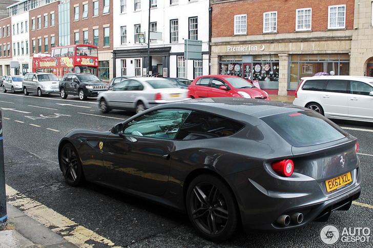 Ferrari FF staat zonder benzine langs de kant