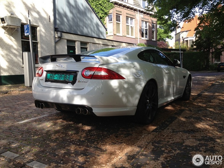 Filip komt te laat door deze snelle Jaguar