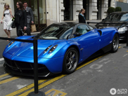 La Huayra blu perla continua il suo viaggio europeo a Parigi