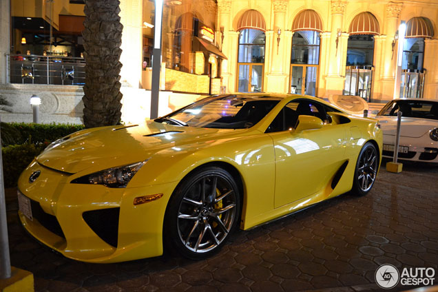 Gele Lexus LFA is een zeldzaamheid