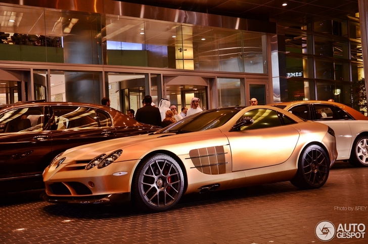 Mercedes-Benz SLR McLaren in het zalmroze gestoken