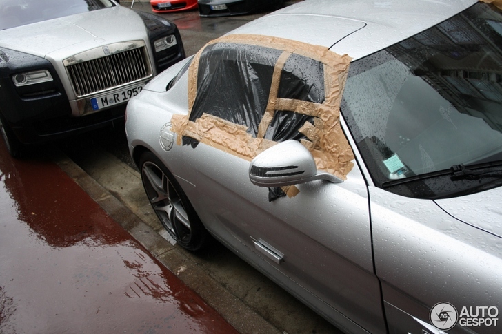 Wat doet deze SLS AMG met plastic voor de ruiten?