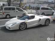 Avistado: Espetacular Ferrari Enzo branco