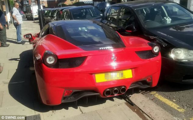 Jonge Ferrari bestuurder ramt muur en geparkeerde auto's