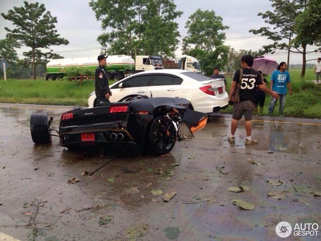 Man maakt horrorcrash met Lamborghini, stapt lichtgewond uit