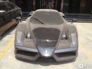 Une Ferrari Enzo noire prend la poussière en Chine