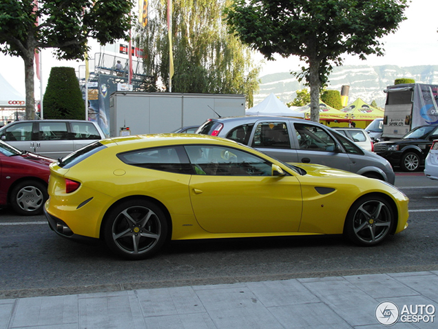 Zomers gekleurde Ferrari FF straalt in Genève