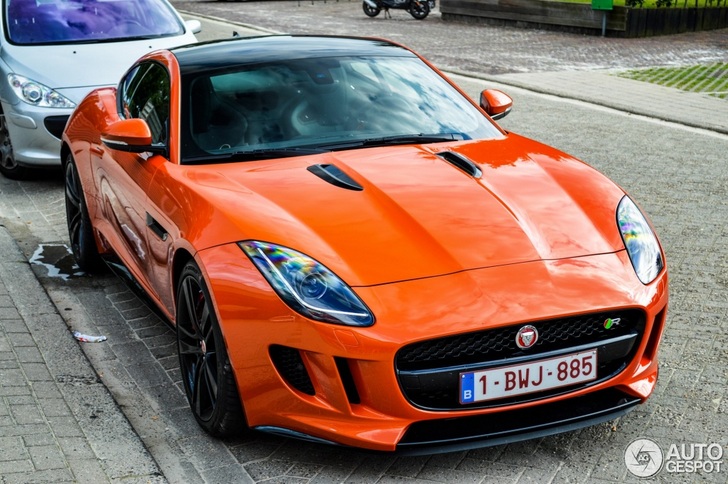 Oranje Jaguar F-TYPE R Coupe is heerlijk