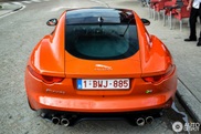 Cette Jaguar F-TYPE R Coupe orange est magnifique