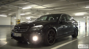 Vidéo: faire fumer du pneu en Mercedes-Benz C 63 AMG