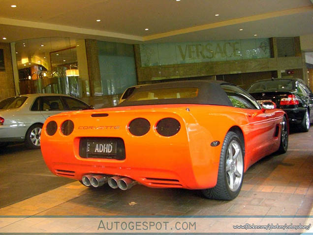 Elf oranje auto's gespot in Australië