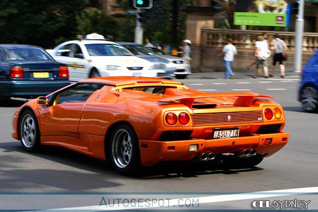 Elf oranje auto's gespot in Australië