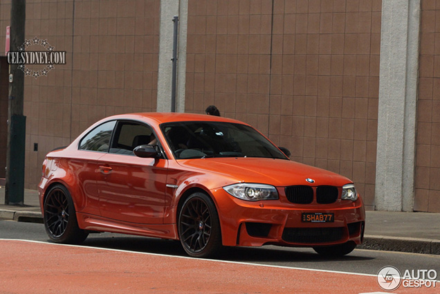 Elf oranje auto's gespot in Australië