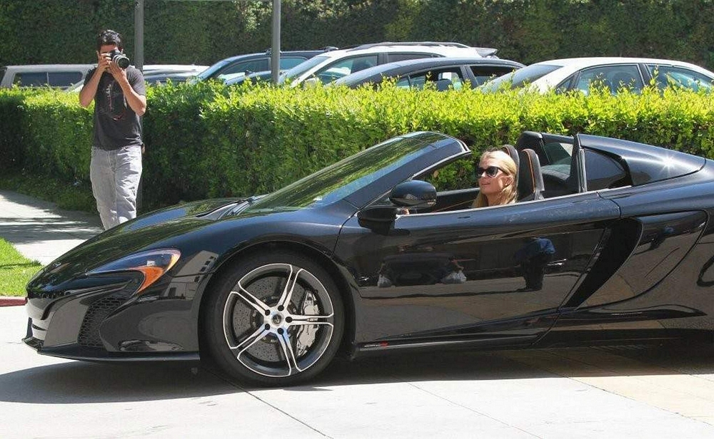 Paris Hilton heeft haar McLaren