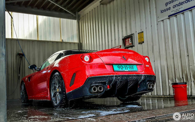 Ferrari 599 GTO neemt een douche