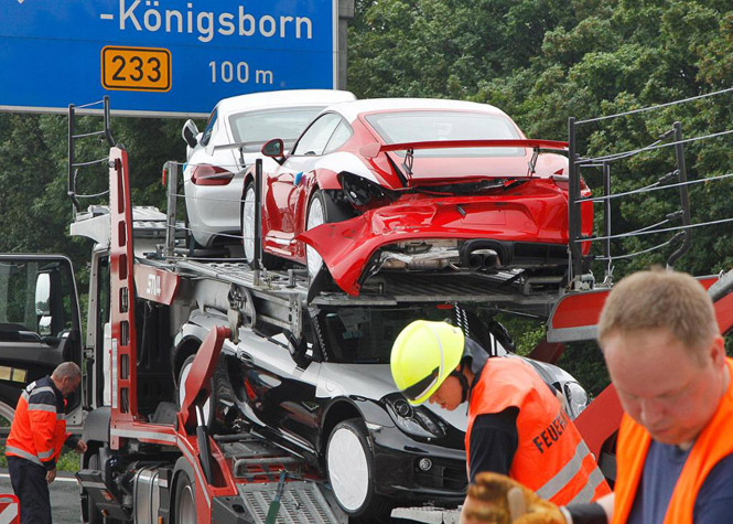 Pijnlijk, zes Porsche Cayman GT4's naar de maan