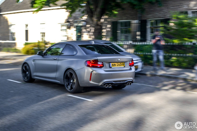 Gespot: BMW M2 in het matgrijs