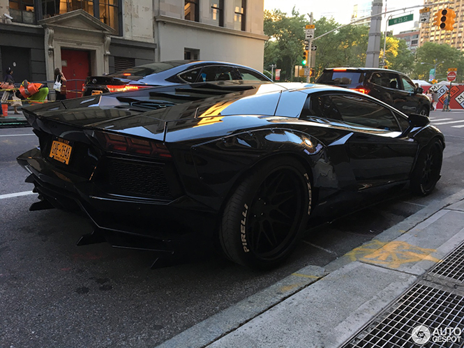 Popnagels sieren deze Lamborghini Aventador