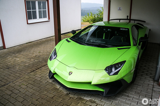 Lamborghini Aventador SV brengt kleur op vakantiepark