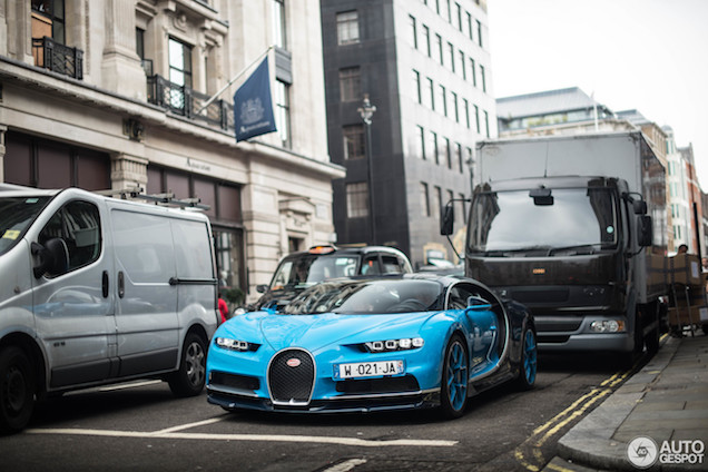 Blauwe Bugatti Chiron trekt de aandacht