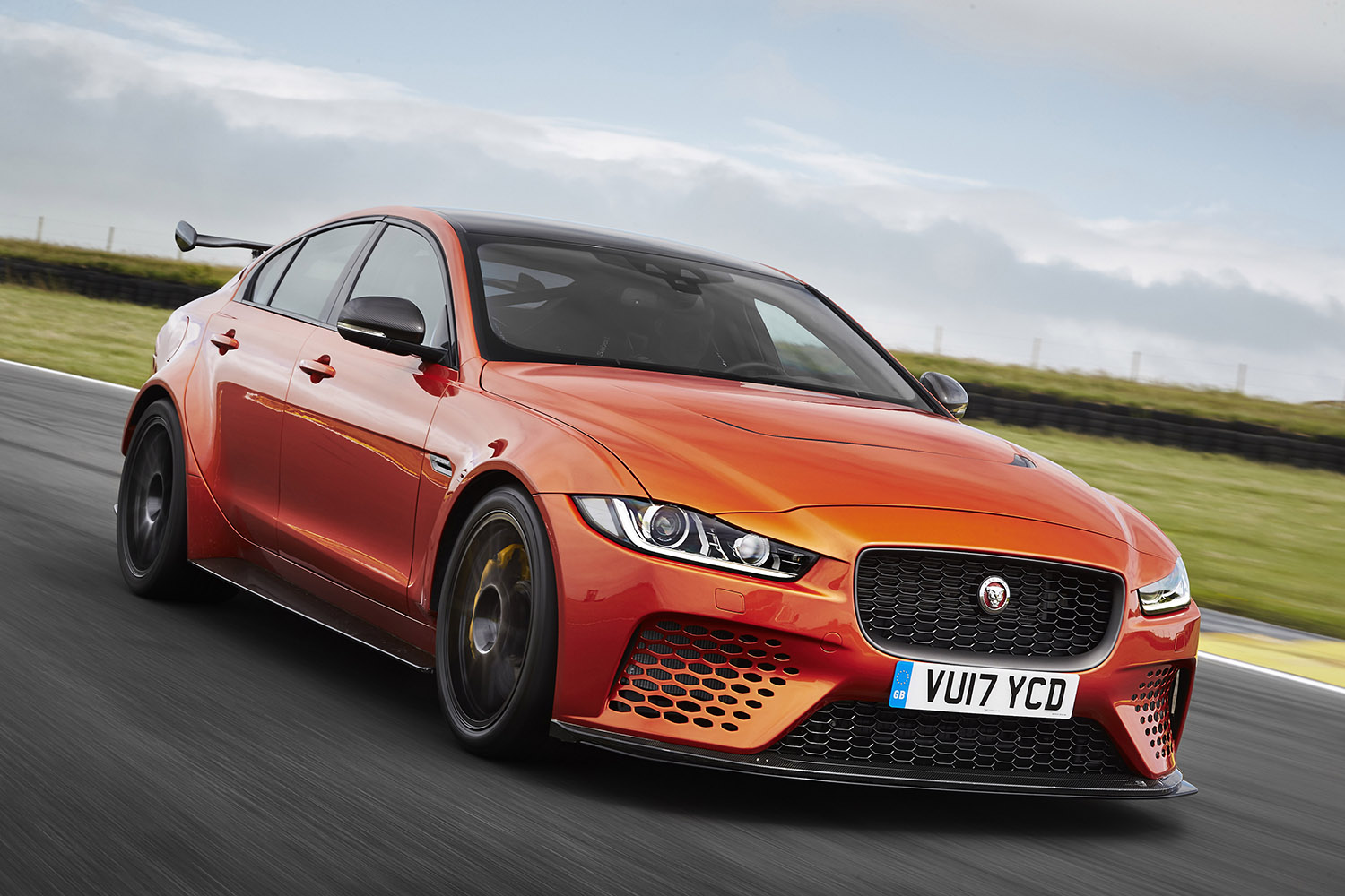 Beest! Dit is de Jaguar XE SV Project 8