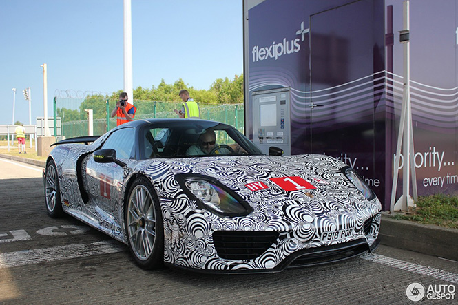 Porsche 918 Spyder komt overwinning aanschouwen