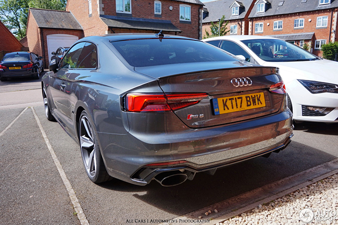 De Audi RS5 B9 komt de weg op