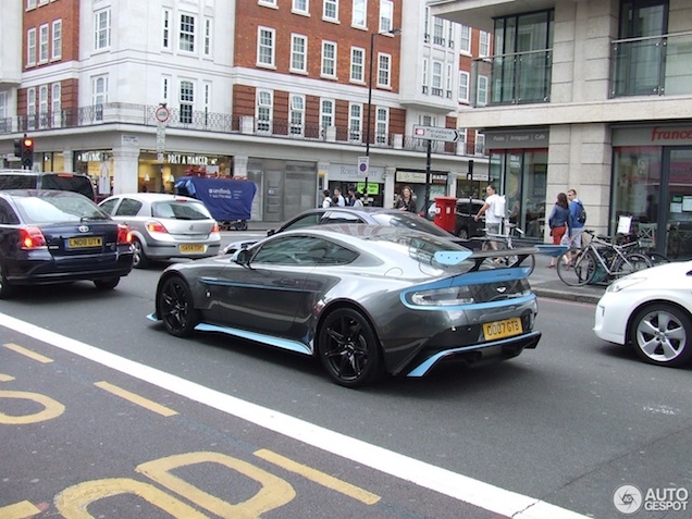 Babyblauwe Vantage GT8 neemt Londen over