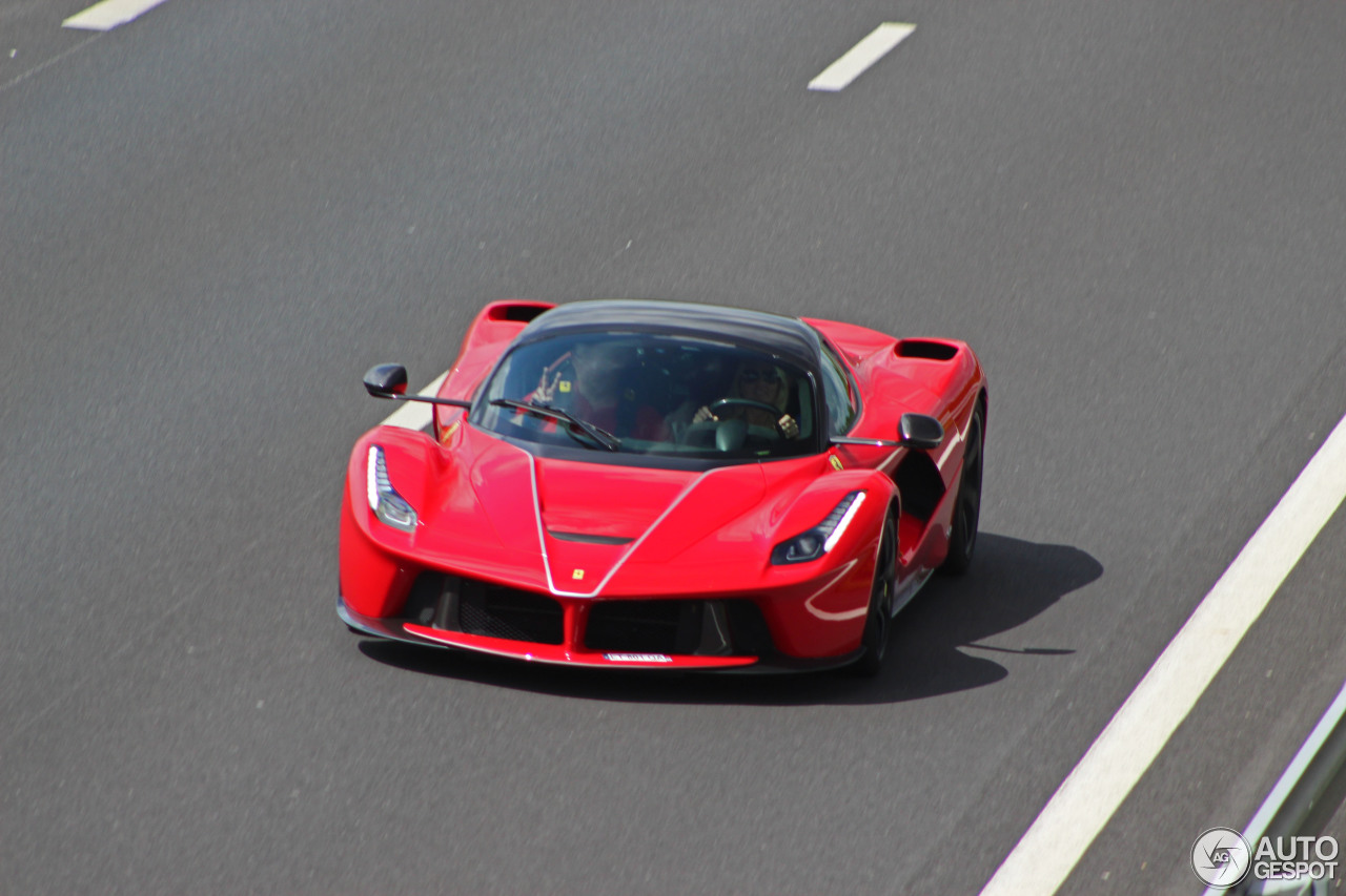 法拉利LaFerrari Aperta横越法国大道