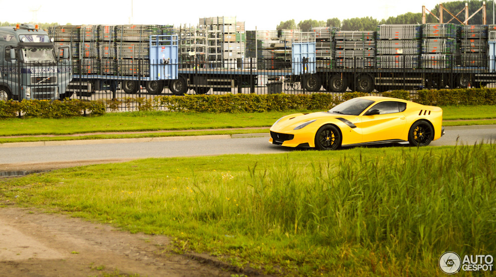 Spot van de Dag: Ferrari F12tdf in Kruisland