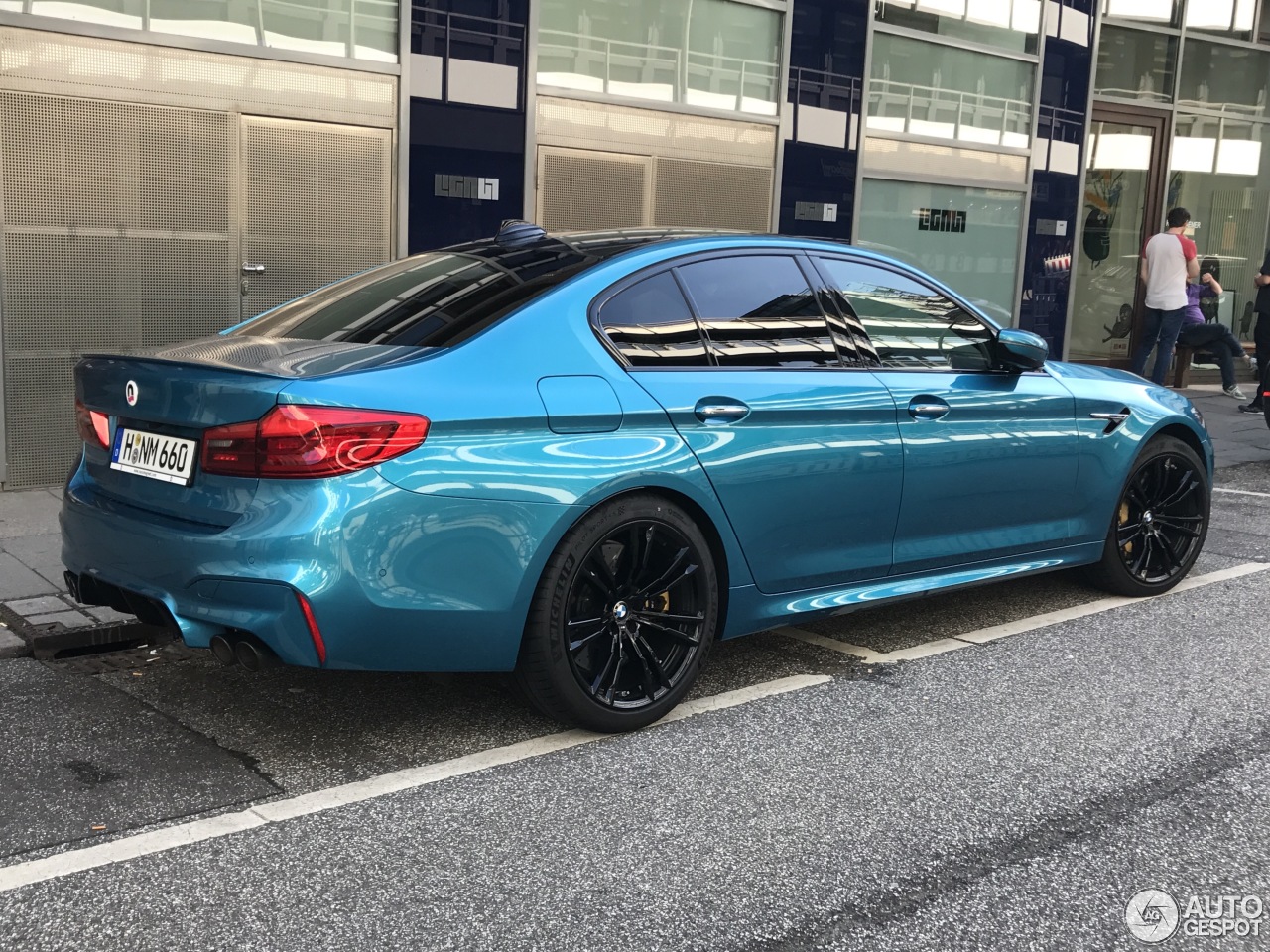 Geef je BMW M5 alsjeblieft een fel kleurtje