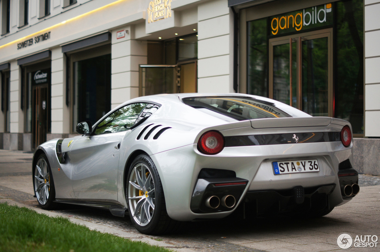 Ferrari F12tdf in München steelt de show