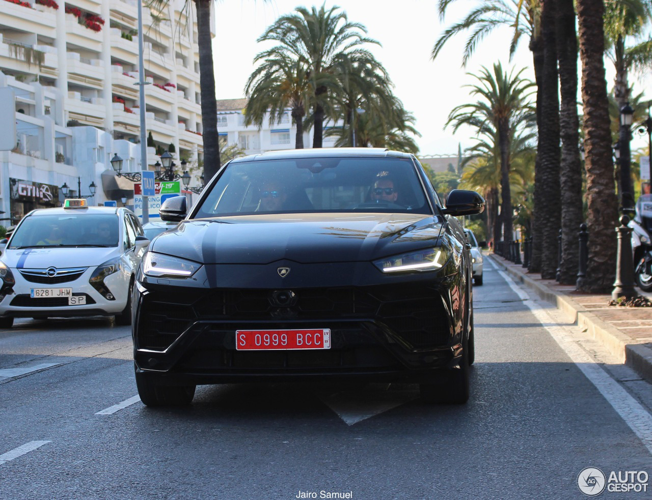 Lamborghini Urus flaneert door Marbella