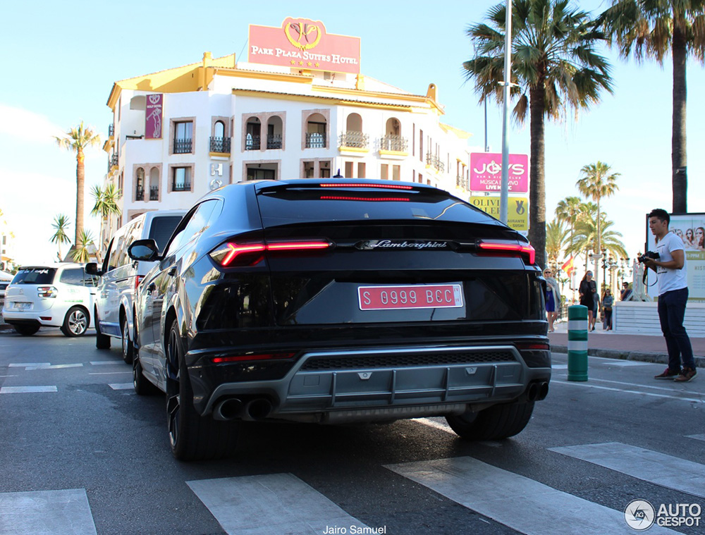 Lamborghini Urus flaneert door Marbella