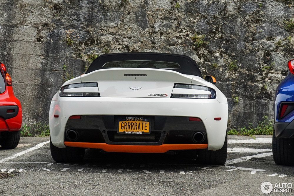这V12 Vantage S Roadster的车牌夺走车子的光芒