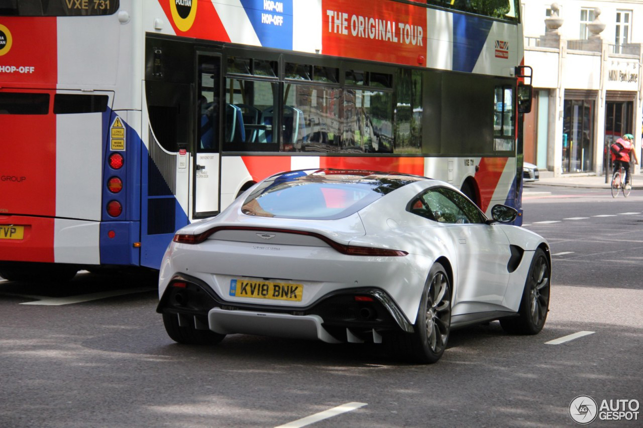 Engelser wordt het niet: Aston Martin V8 Vantage in Londen