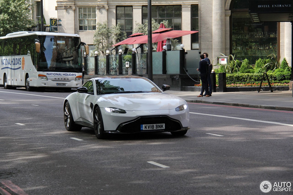 Engelser wordt het niet: Aston Martin V8 Vantage in Londen