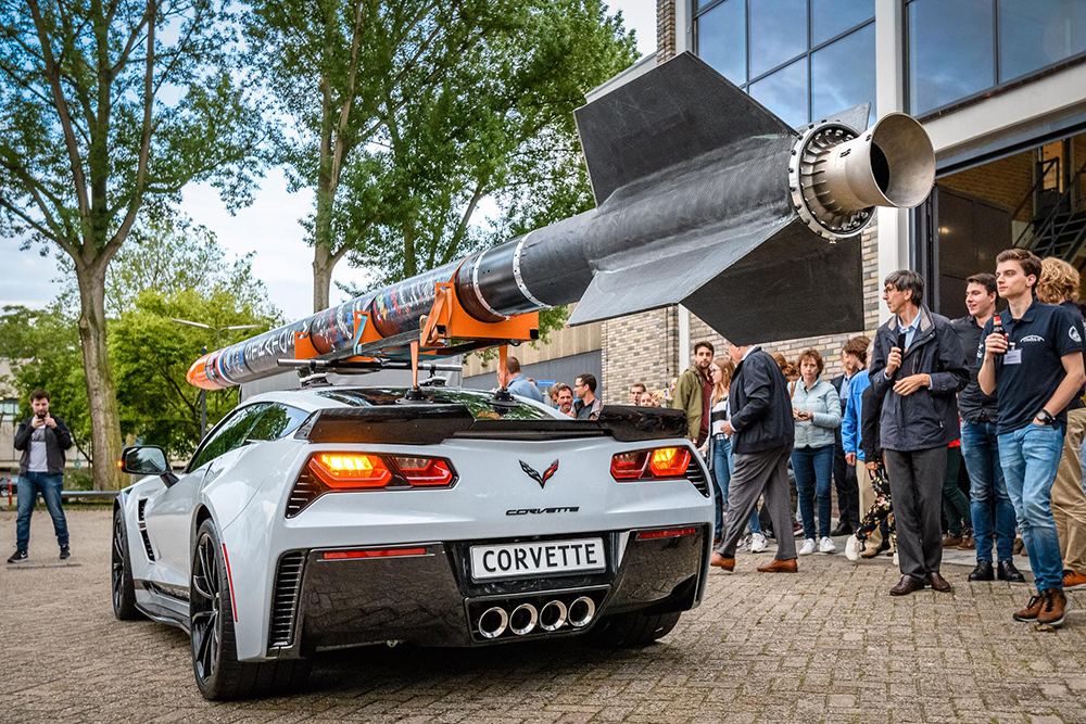 Stratos IV raket op bijzondere wijze op Corvette gepresenteerd