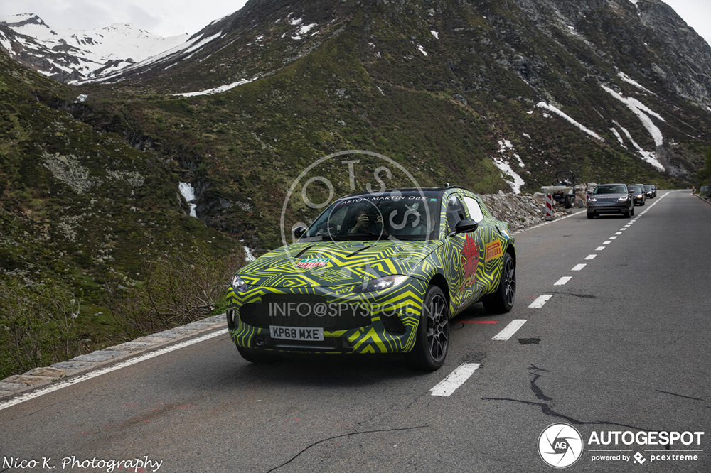 Aston Martin DBX gespot op Gotthardpas