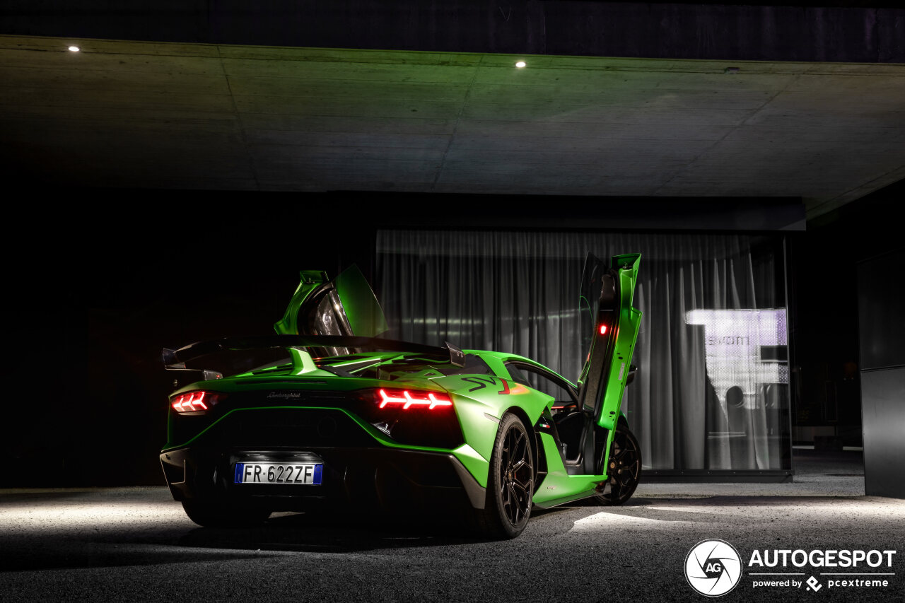 Groene Lamborghini Aventador SVJ steelt de nacht