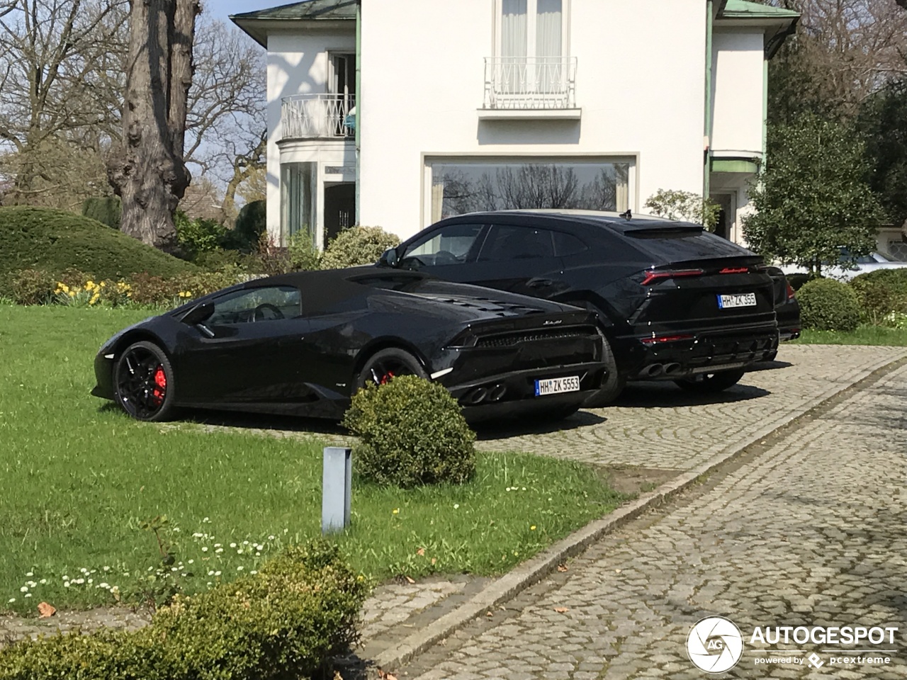 Zwarte Lamborghini's staan vervaarlijk in Hamburg