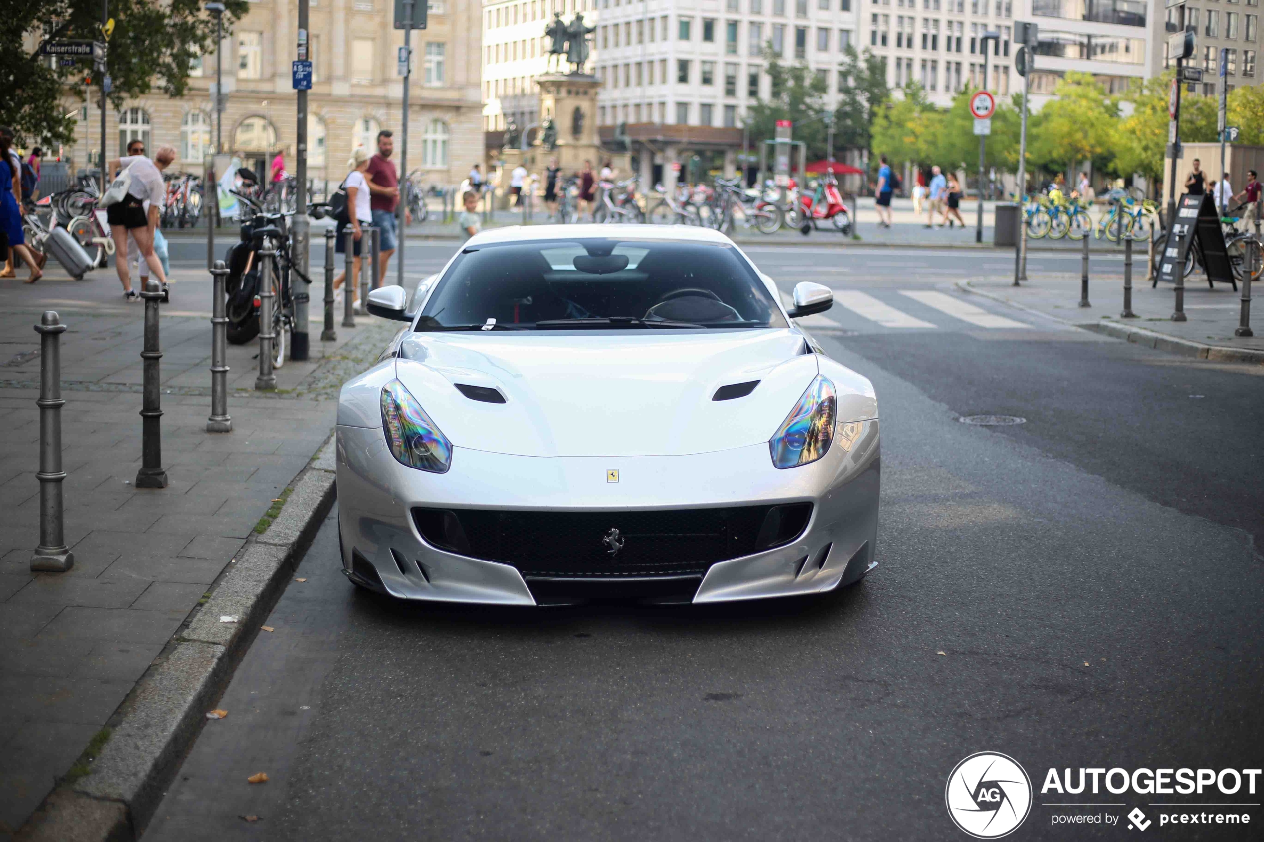 Zilvergrijze Ferrari F12tdf staat troosteloos op straat in Frankfurt