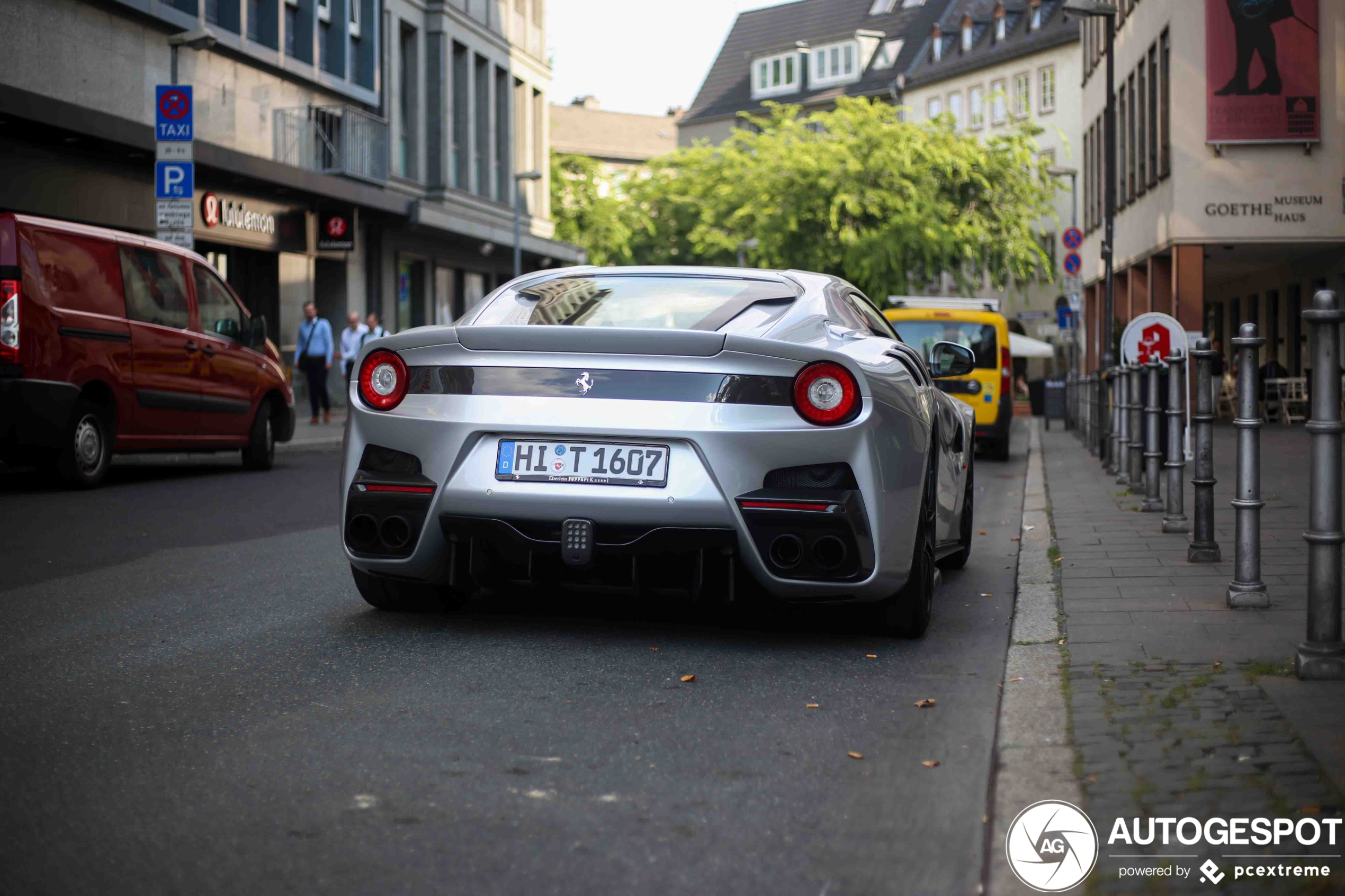 Zilvergrijze Ferrari F12tdf staat troosteloos op straat in Frankfurt