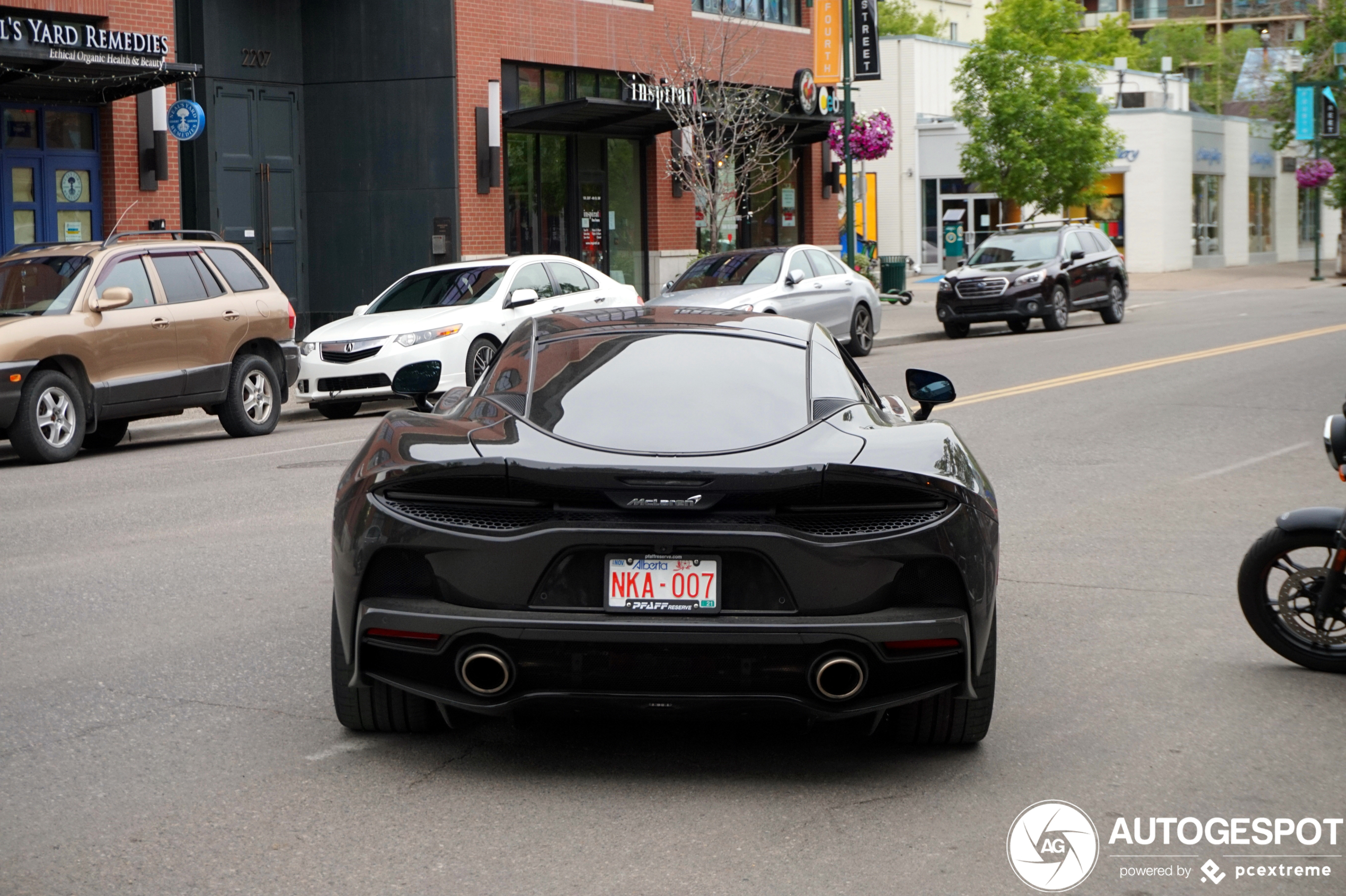 Zwarte McLaren GT gaat incognito in Calgary