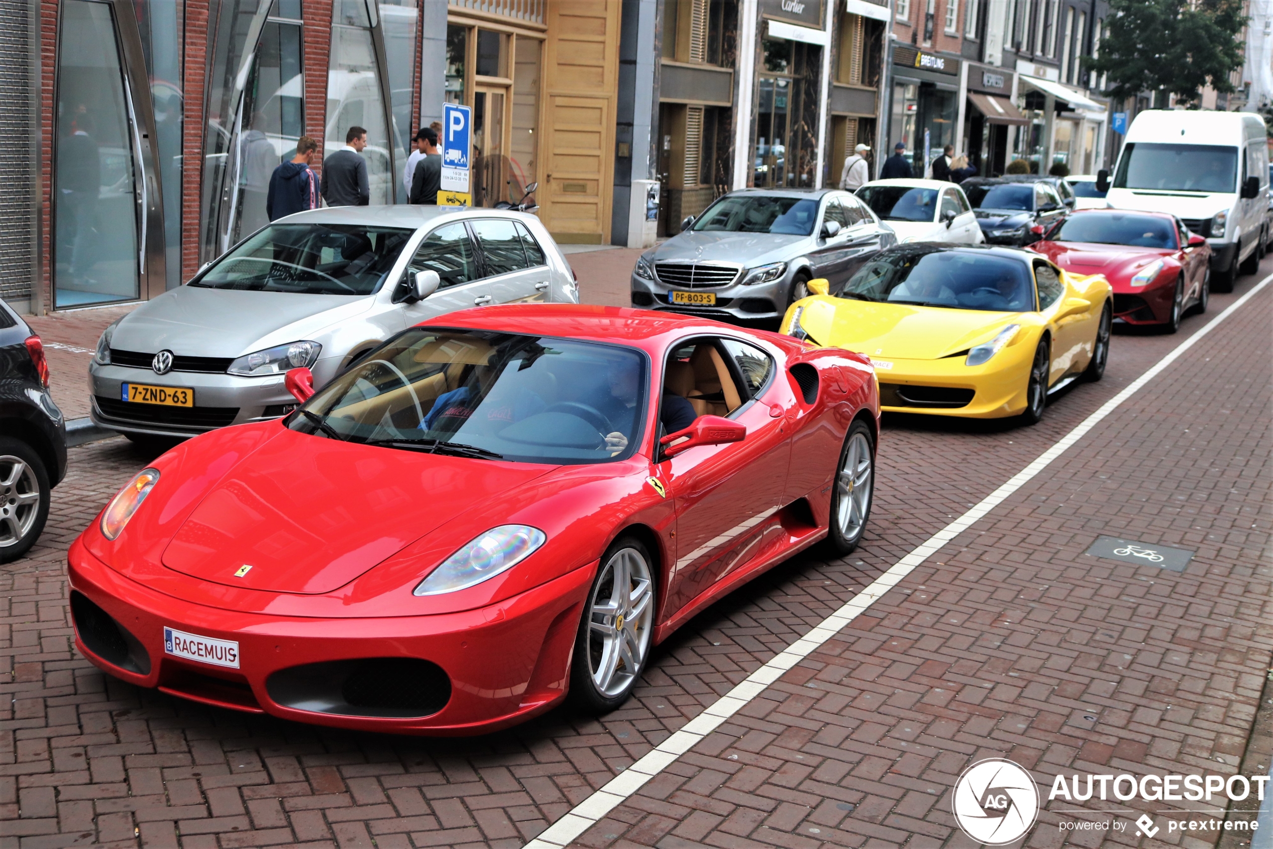 Kleurrijk Ferrari-trio brengt leven op de PC Hooft