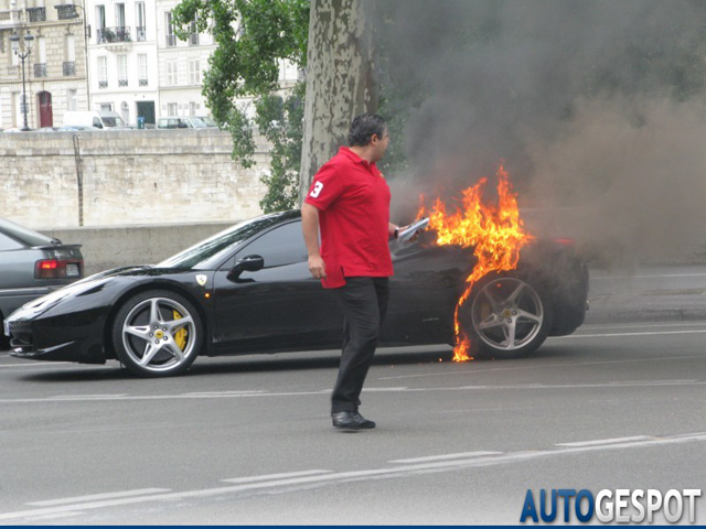 Ferrari 458 Italia in de brand in hartje Parijs
