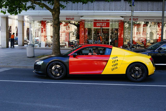 Gespot: Audi R8 met falende stickers