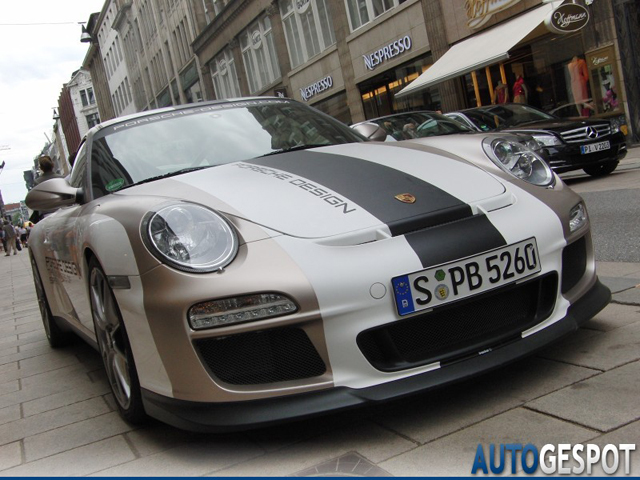 Gespot: Porsche met stijlvolle wrap van Porsche Design